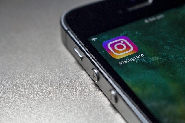 instagram v mobilním telefonu.jpg